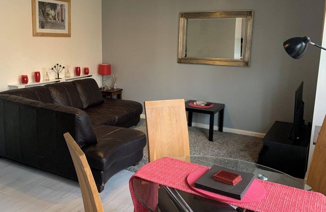 2-Bed Apartment - Sleeps 4 & Parking