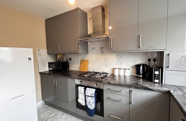 2 Bed Flat near Heathrow Airport with Free Parking and WiFi