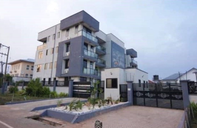 2 bed flat, near the airport