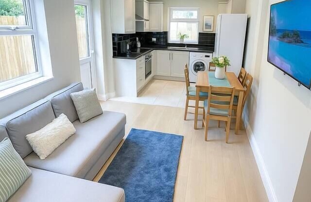 2-Bed Garden Flat - Modern - A