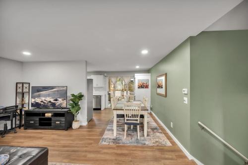2 Bed, Moroccan style Tvs,Kids Essentials, Crib,walk to Golf