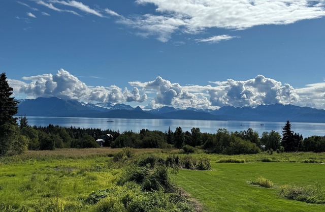 2 bed with amazing views of bay & glacier, hot tub, private deck & fish storage