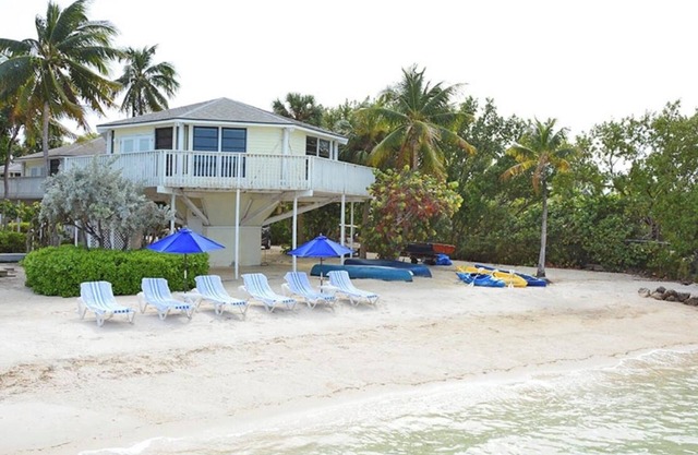 2 Bedrm/2 Bath Private Beach Boat Dock Fishing Pier Pool Hot Tub Dream Vacay