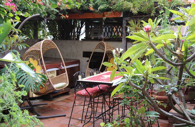 2 bedroom 1/2 block from the beach