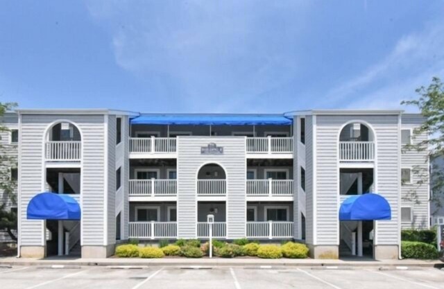 2 Bedroom 2 Bath condo bayside with pool on canal