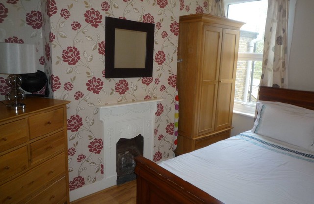 2 Bedroom 2 Bathroom apartment, 8 minutes walk to tube