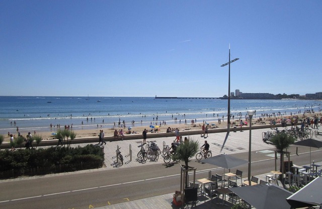 2-bedroom apartment facing the sea with balcony and wifi