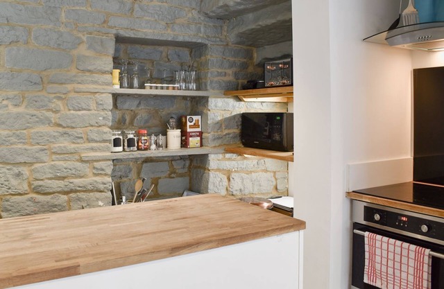 2 bedroom accommodation in Holmfirth