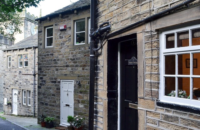 2 bedroom accommodation in Holmfirth