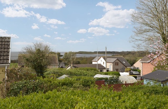 2 bedroom accommodation in Pwll, near Llanelli