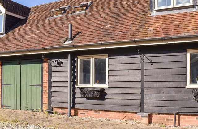 2 bedroom accommodation in Hook, near Alton