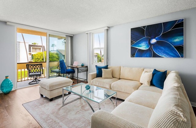 2-bedroom apartment in wonderful Redondo Beach with WiFi, pool, jacuzzi, gym,