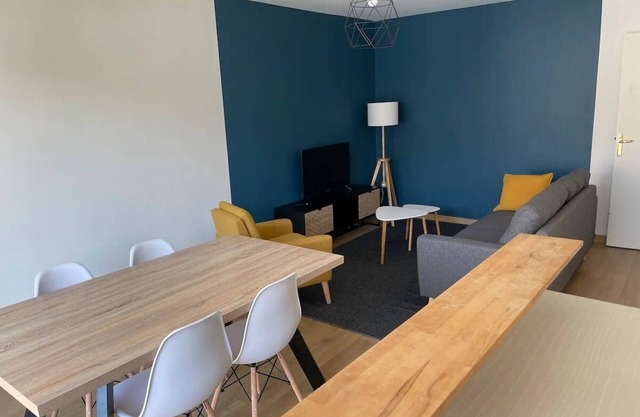 2 bedroom apartment - 50m from the sea - residence parking