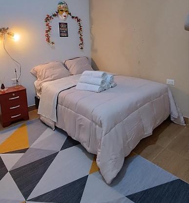 2 bedroom apartment 10 minutes from the square