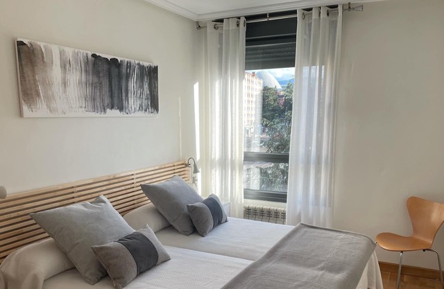 2 bedroom apartment. and free parking in La Losa