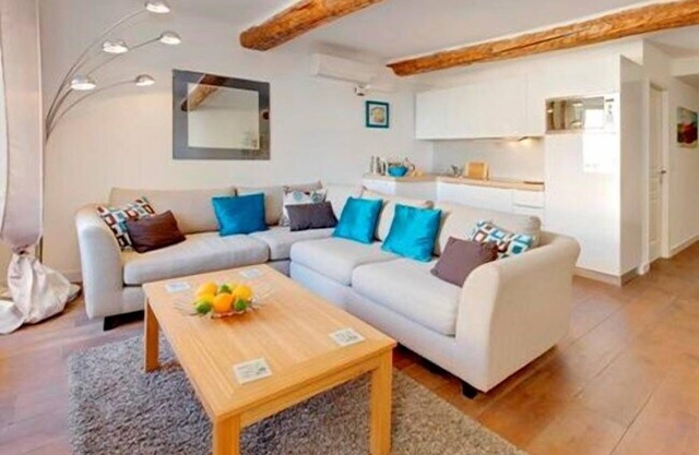 2 Bedroom Apartment Paces from Place Garibaldi, On the Edge of the Old Town.