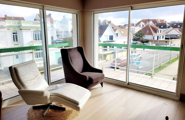 2-bedroom apartment with balcony, 100m from the beach