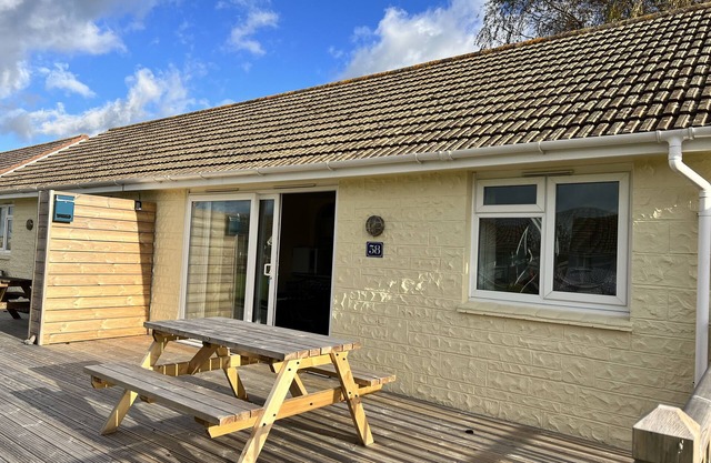 2 Bedroom Bungalow SV58, Seaview, Isle of Wight, Dog Friendly, free wifi