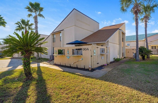 2-bedroom condo in charming Panama City Beach with WiFi, fitness room