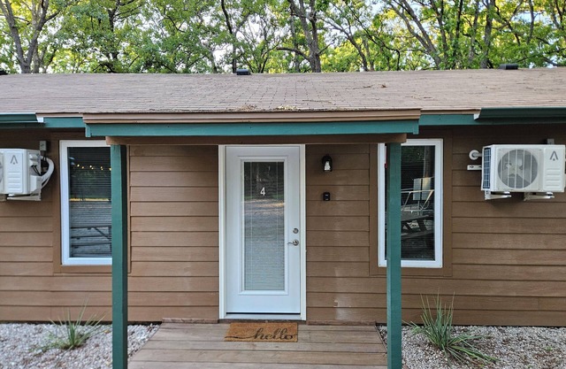 2-bedroom Condo #4 at Bennettscape Lodge with AC, WiFi by Bennett Spring Park MO