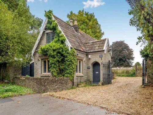 2 bedroom cosy cottage with hot tub in hambrook close to Bristol City Centre