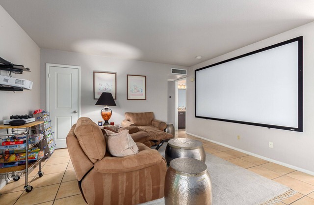 2 bedroom cottage - 5 minutes from the airport