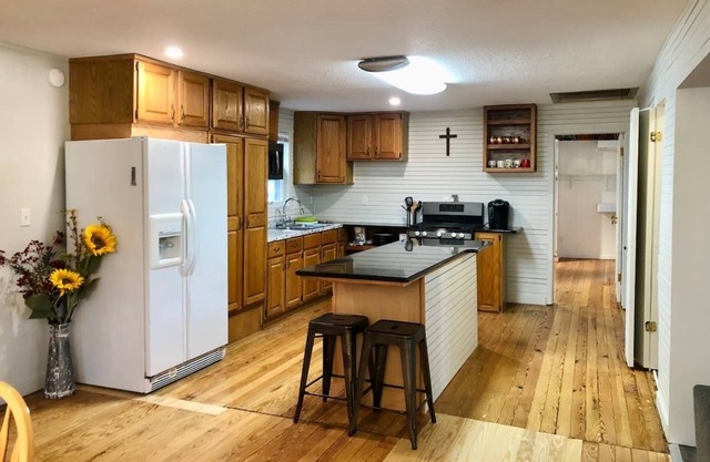 2 Bedroom Cottage, large front yard, pets welcome, great location