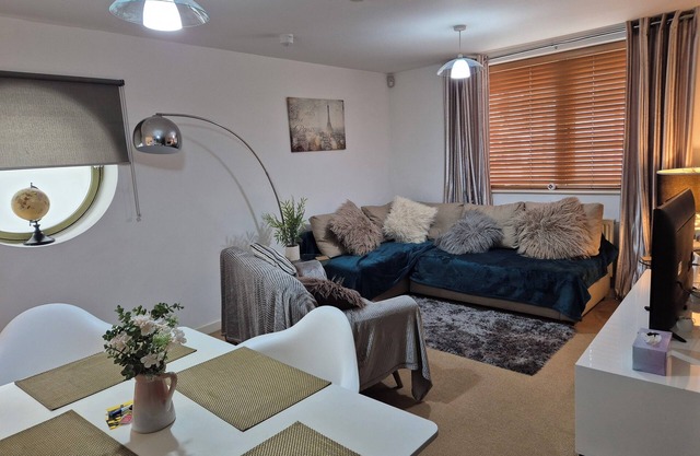2 Bedroom Dockland Apartment- Free Parking for one car.