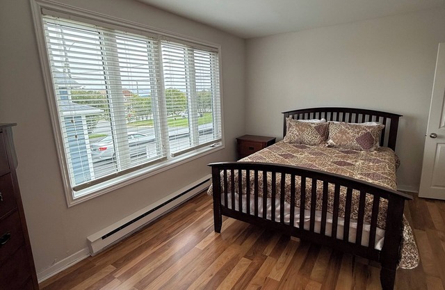 2 Bedroom Executive Apartment near Airport - Airport Manor Unit #2