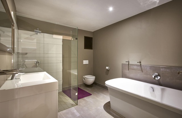 2 Bedroom Executive En-suite Apartment with 1 king and 2 twin bed in Sandton