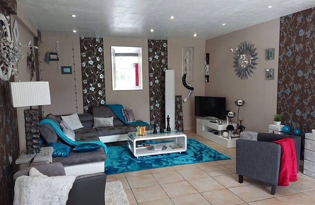 2 bedroom house, 500m from the beach and shops.