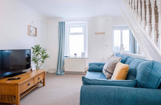 2 bedroom home, sleeps 4, Newport, junction 24, M4