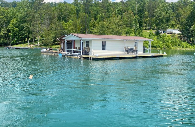 2-bedroom house boat in charming Speedwell with AC