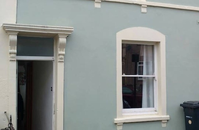 2 Bedroom House close to centre and shopping