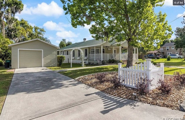 2-bedroom house, fits 6, bike trails, pet friendly, lakes, downtown night life!
