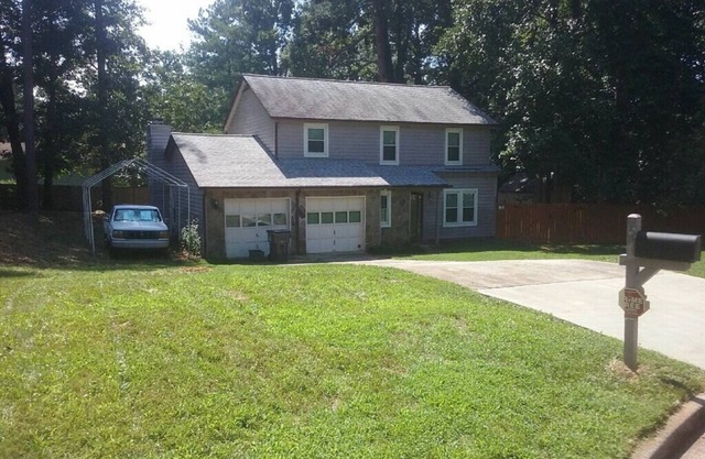 2-bedroom house in welcoming Lawrenceville with WiFi, fitness room, AC