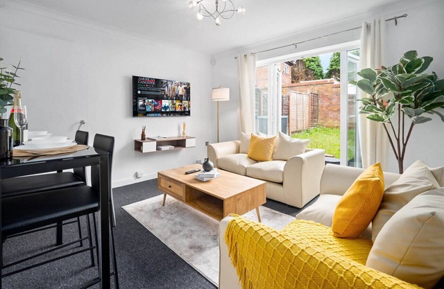 2 Bedroom House - Parking - Garden - Oldbury