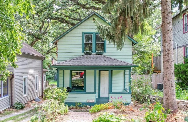 2 Bedroom House with Outdoor Oasis Near Downtown
