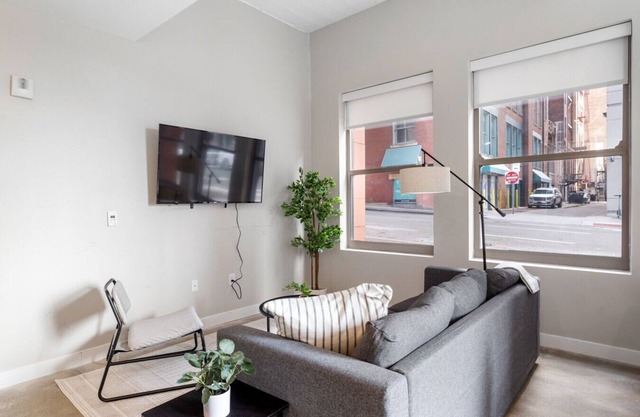 2 Bedroom Near UC & Good Samaritan Hospital + Wifi