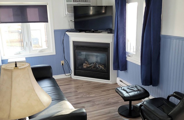 2 Bedroom Property with Views of RONDEAU BAY
