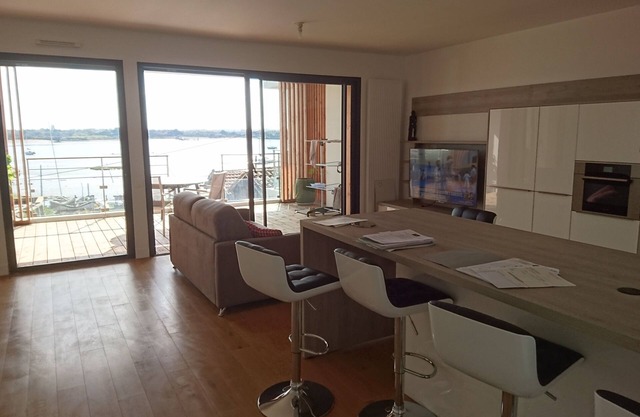 2-bedroom south-facing apartment Arcachon front line