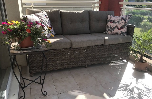 2 bedrooms, 6 guests, pool, parking, close to beach, shops & restaurants