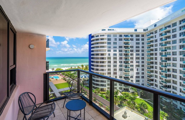 2 Bedrooms Unit OceanFront Resort The Alexander