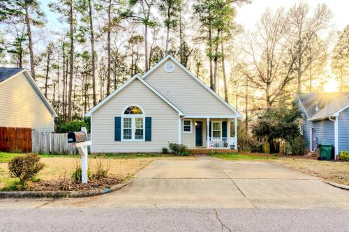 2 Beds, Kids Friendly ,Jaccuzzi Tub,Walk to Food Lion,Restaurant, Keurig , sleep noise machine,Crib,5G
