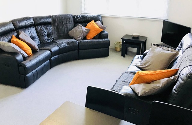 2 BR Aberdeen Apartment Near The Beach & River Don - Free Parking + Free Wi fi
