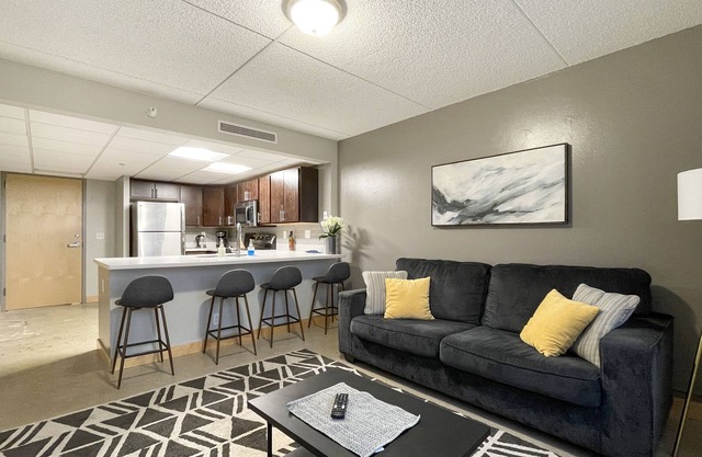 2 BR Short Uber to Dtwn Nightlife/Restaurants