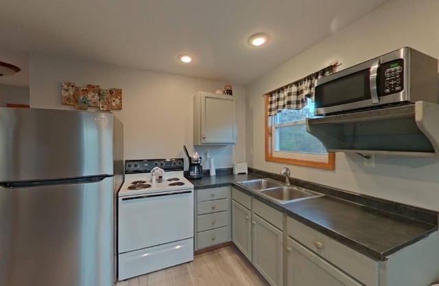 2 BR Waterfront Cabin w/Pool + Swim & Boat dock