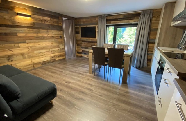 (2) Chalet des Jonquilles, Jacuzzi (private) & Pool