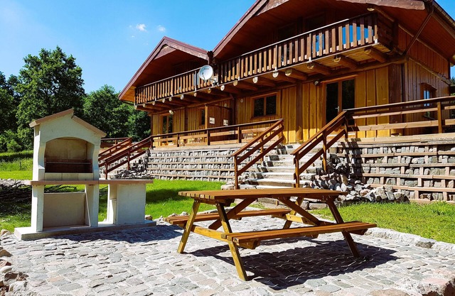 2 CHALETS MITOYENS AU CALME , DANS MASSIF VOSGIEN