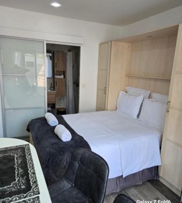 2 Chambres paisibles à La Trinité proche de Nice 15 mn, Monaco 20 mn et l'Italie 30 mn et aussi 2 Studios dans le même établissement
